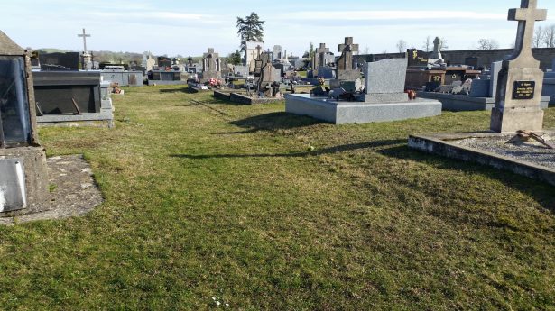 Cimetière enherbé de Villefranche de Panat